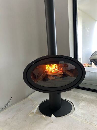 Unieke ronde design kachel vakkundig gemonteerd door Versteeg Haarden